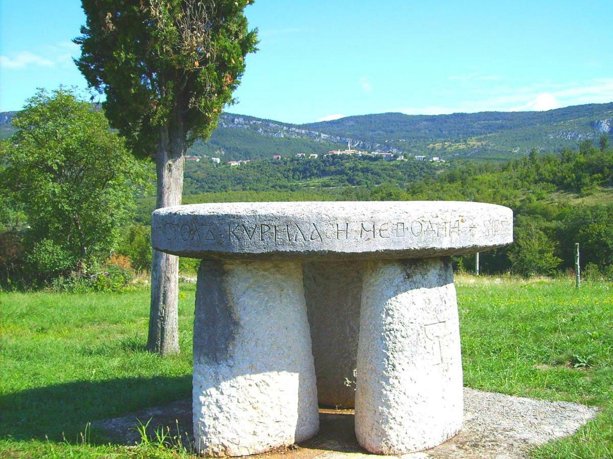 Deni * Roč